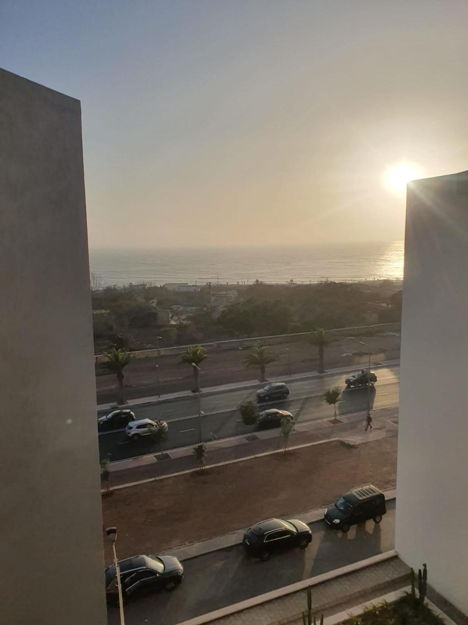 De Luxe Vue Avec Climatisation ! A 5 Minutes A Pied De La ! A Environ 6 Minutes En Voiture Du Centre D'agadir Et A 10 Minutes En Voiture De Taghazout ! Agadir